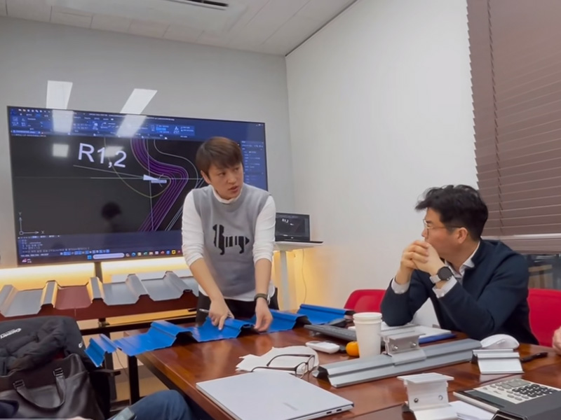 跳出 “內(nèi)卷” 漩渦！中拓冷彎聯(lián)合韓方研發(fā)光伏屋面板型，邁向綠色能源新時(shí)代