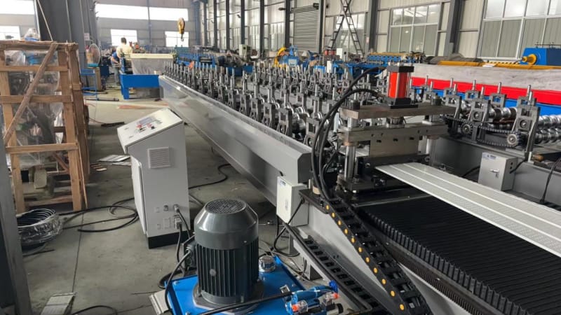 美國扣板滾壓成型機在建筑行業的應用與價值