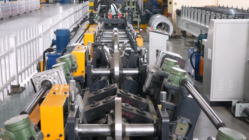 輕質(zhì)+智能操作：冷彎型鋼領(lǐng)域的革新之作，中拓冷彎印度帽子型型鋼機(jī)，一站式生產(chǎn)解決方案：解析中拓冷彎印度帽子型型鋼機(jī)的核心優(yōu)勢(shì)