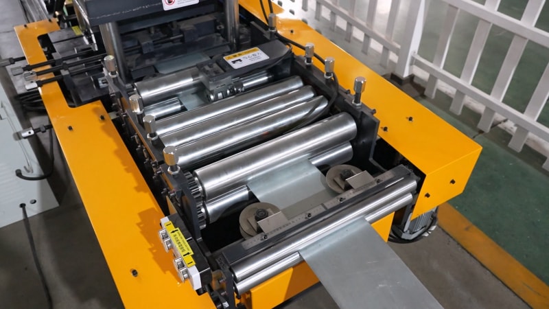 輕質(zhì)+智能操作：冷彎型鋼領(lǐng)域的革新之作，中拓冷彎印度帽子型型鋼機(jī)，一站式生產(chǎn)解決方案：解析中拓冷彎印度帽子型型鋼機(jī)的核心優(yōu)勢(shì)